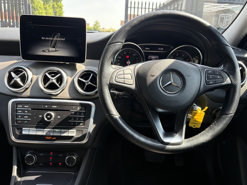 Mercedes-Benz GLA GLA180 Urban Edition - U678