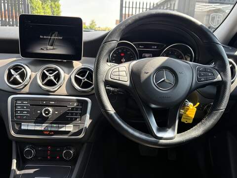 Mercedes-Benz GLA GLA180 Urban Edition - U678