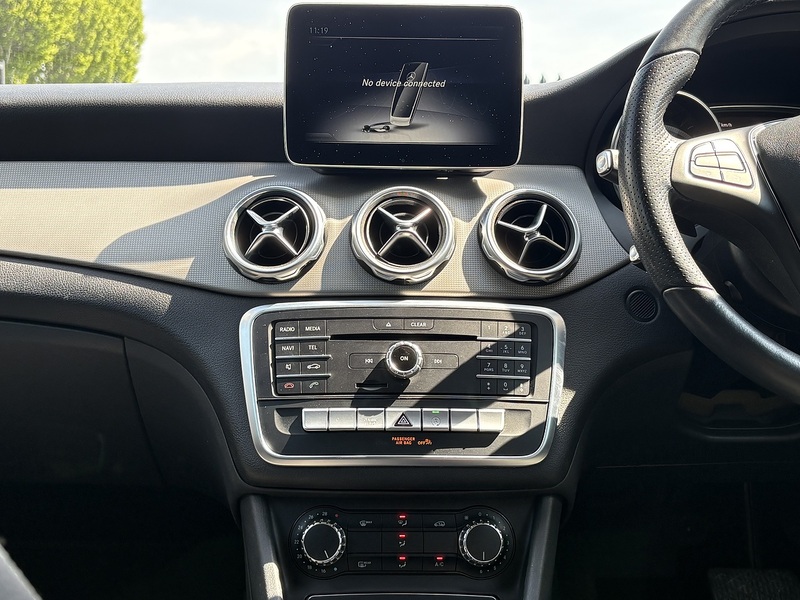 Mercedes-Benz GLA GLA180 Urban Edition - U678