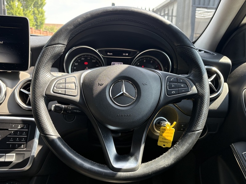 Mercedes-Benz GLA GLA180 Urban Edition - U678