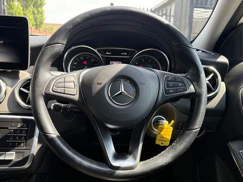 Mercedes-Benz GLA GLA180 Urban Edition - U678