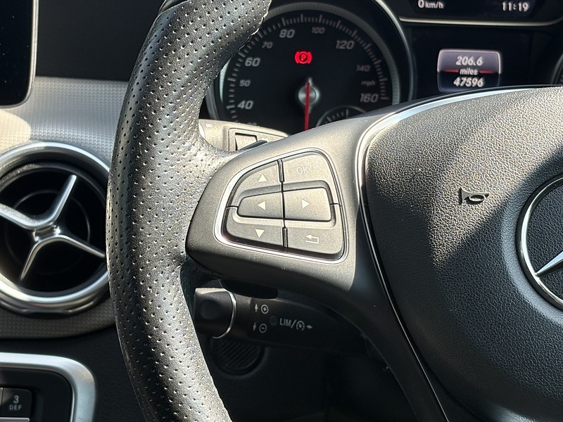Mercedes-Benz GLA GLA180 Urban Edition - U678