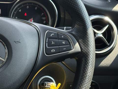 Mercedes-Benz GLA GLA180 Urban Edition - U678