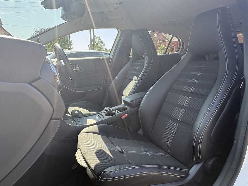 Mercedes-Benz GLA GLA180 Urban Edition - U678