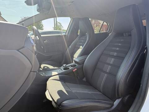 Mercedes-Benz GLA GLA180 Urban Edition - U678