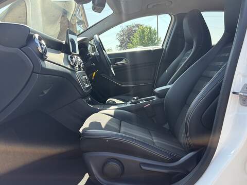Mercedes-Benz GLA GLA180 Urban Edition - U678
