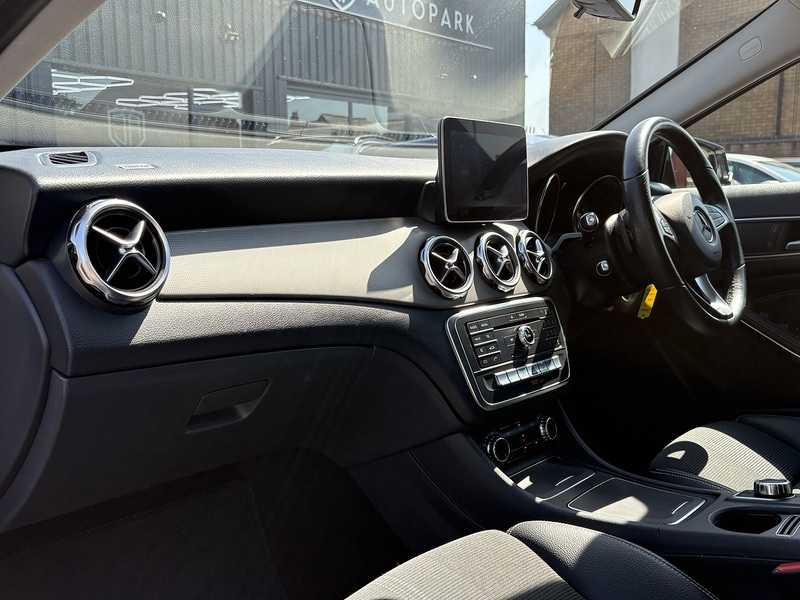 Mercedes-Benz GLA GLA180 Urban Edition - U678