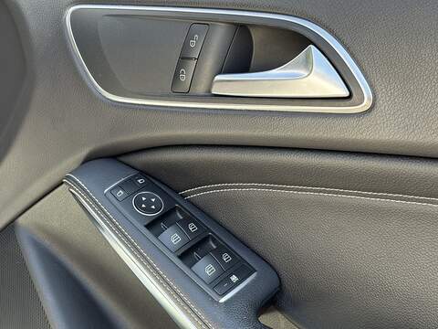 Mercedes-Benz GLA GLA180 Urban Edition - U678