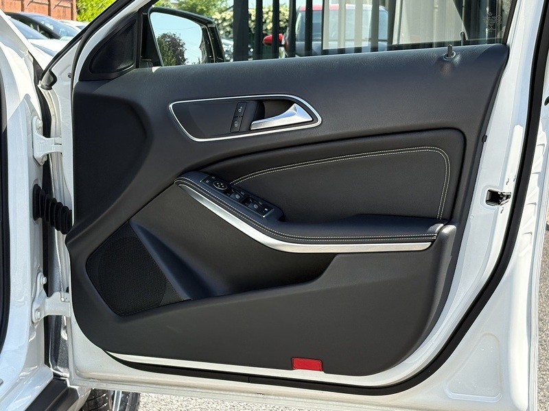 Mercedes-Benz GLA GLA180 Urban Edition - U678