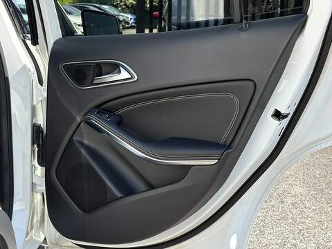 Mercedes-Benz GLA GLA180 Urban Edition - U678