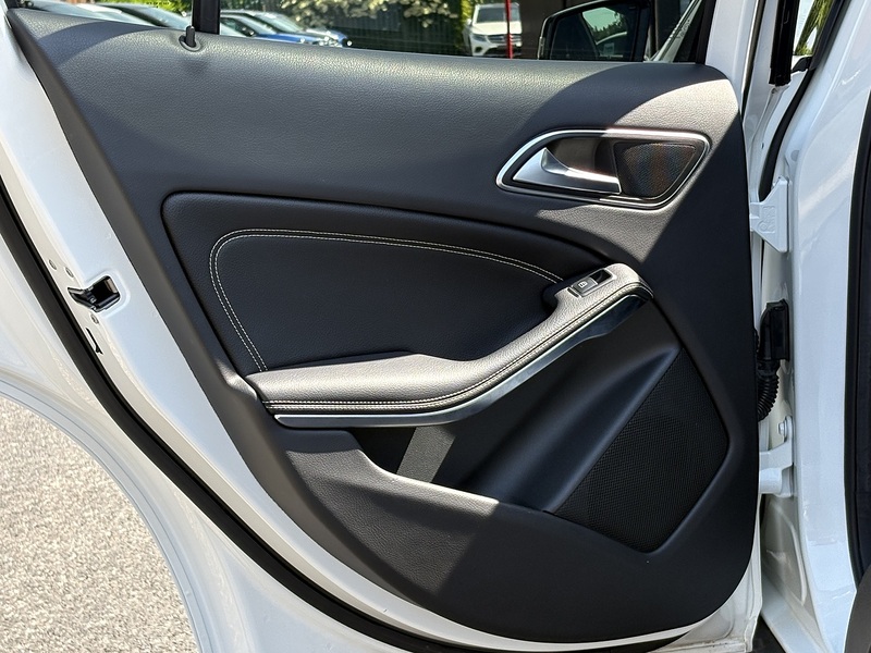 Mercedes-Benz GLA GLA180 Urban Edition - U678