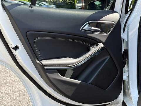 Mercedes-Benz GLA GLA180 Urban Edition - U678