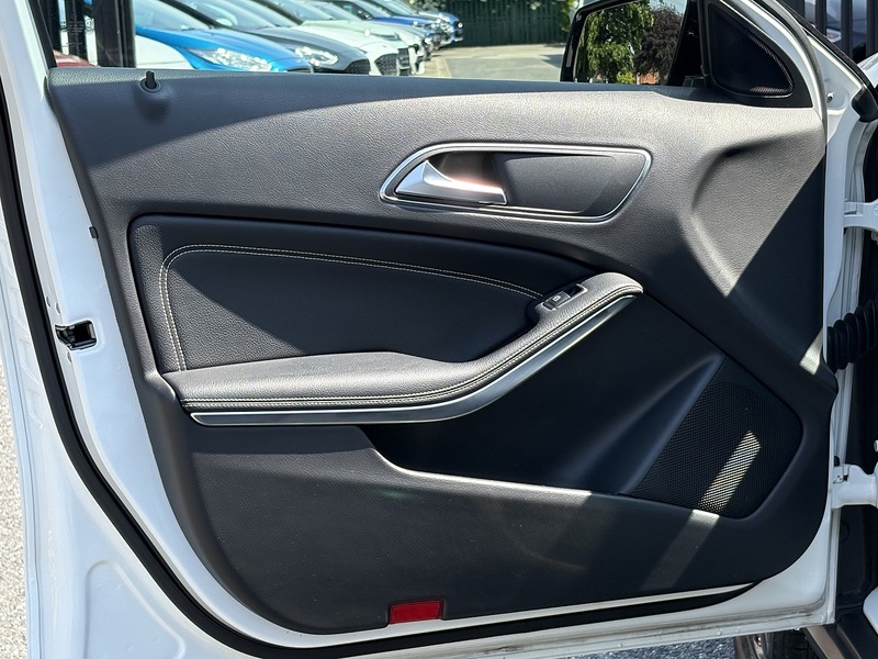 Mercedes-Benz GLA GLA180 Urban Edition - U678
