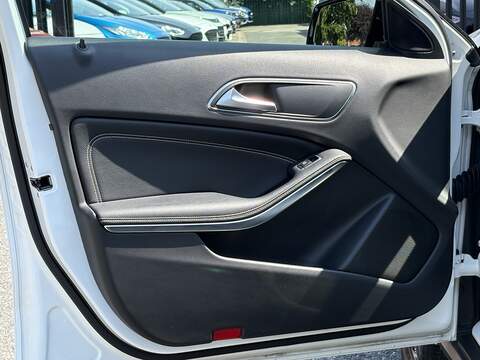 Mercedes-Benz GLA GLA180 Urban Edition - U678