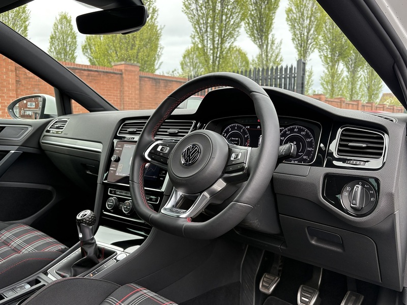 Volkswagen Golf TSI GTI Performance - U680