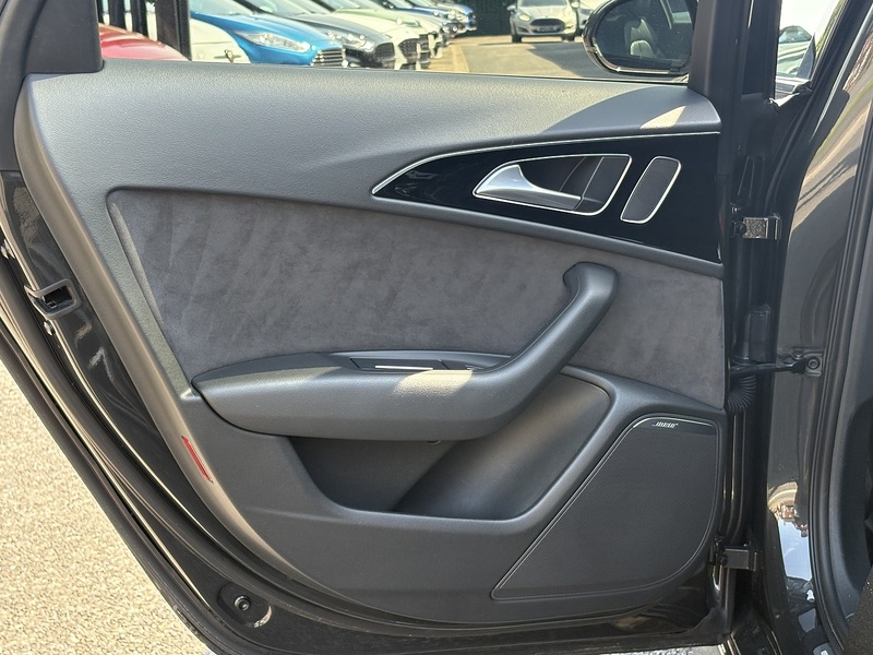 Audi A6 Avant TDI ultra Black Edition - U682