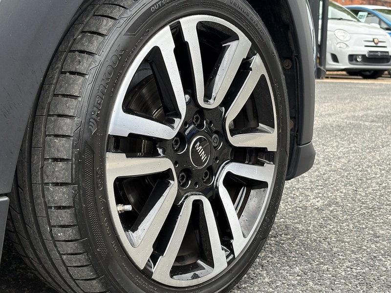 MINI Hatch Cooper Exclusive - U692