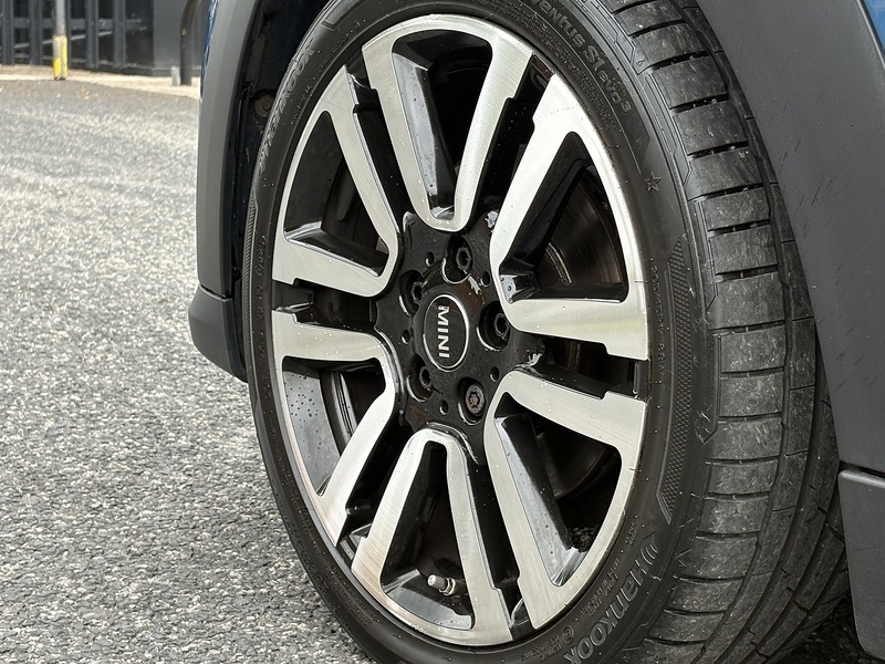 MINI Hatch Cooper Exclusive - U692