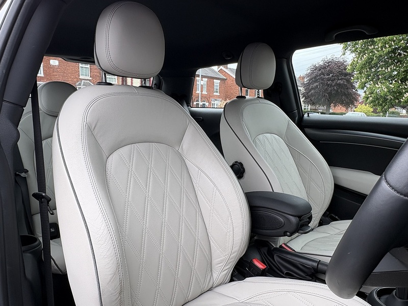 MINI Hatch Cooper Exclusive - U692