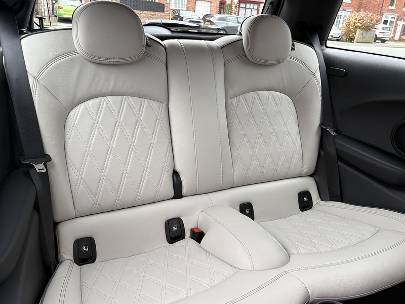 MINI Hatch Cooper Exclusive - U692