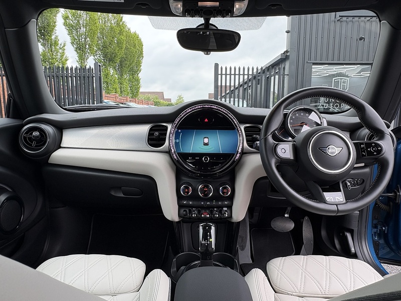 MINI Hatch Cooper Exclusive - U692