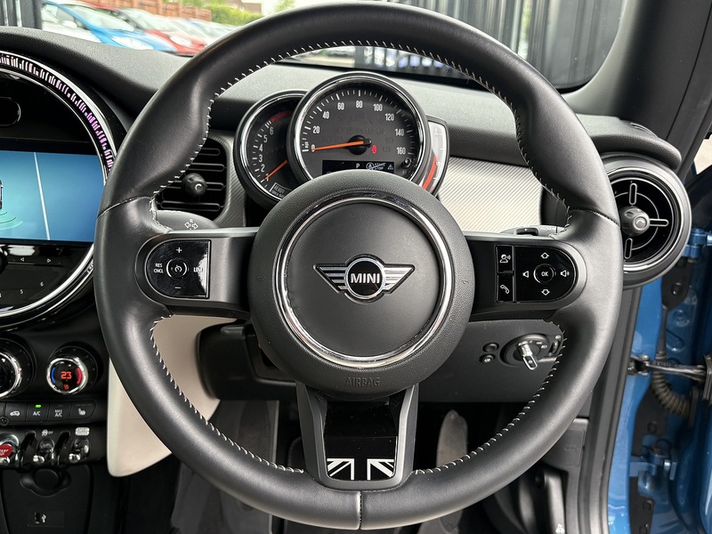 MINI Hatch Cooper Exclusive - U692
