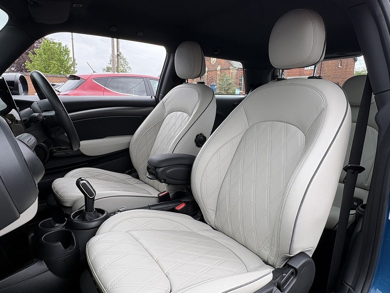 MINI Hatch Cooper Exclusive - U692