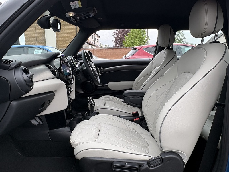 MINI Hatch Cooper Exclusive - U692