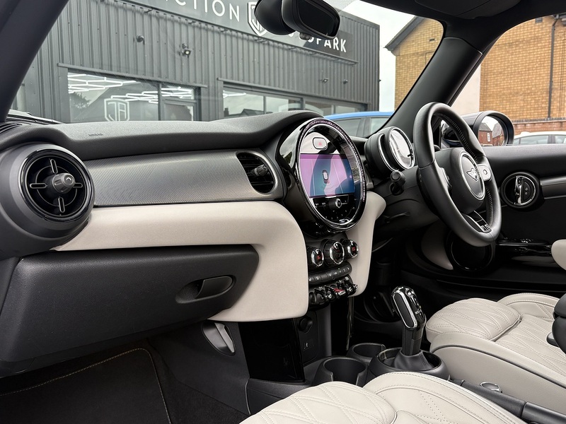 MINI Hatch Cooper Exclusive - U692