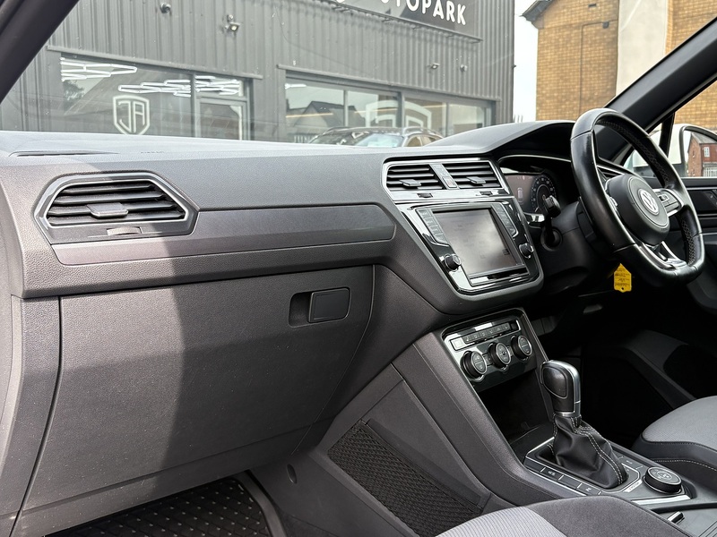 Volkswagen Tiguan TDI BlueMotion Tech R-Line - U696