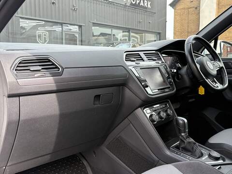 Volkswagen Tiguan TDI BlueMotion Tech R-Line - U696