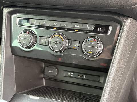 Volkswagen Tiguan TDI BlueMotion Tech R-Line - U696