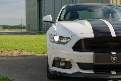 Ford Mustang V8 GT - U422
