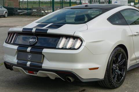 Ford Mustang V8 GT - U422
