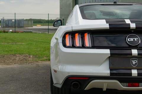 Ford Mustang V8 GT - U422