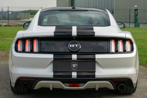 Ford Mustang V8 GT - U422