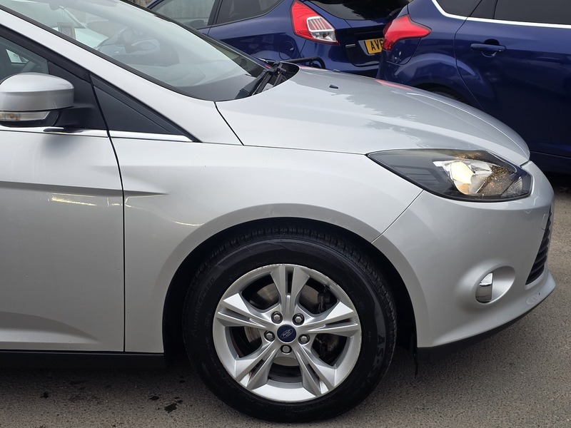 Ford Focus 1.6 Zetec Hatchback 5dr Petrol Powershift Euro 5 (125 ps) - U2147