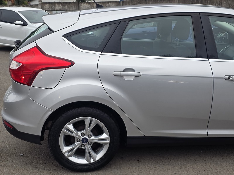 Ford Focus 1.6 Zetec Hatchback 5dr Petrol Powershift Euro 5 (125 ps) - U2147