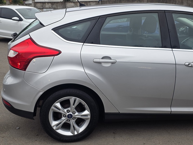 Ford Focus 1.6 Zetec Hatchback 5dr Petrol Powershift Euro 5 (125 ps) - U2147
