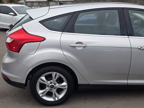 Ford Focus 1.6 Zetec Hatchback 5dr Petrol Powershift Euro 5 (125 ps) - U2147