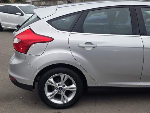 Ford Focus 1.6 Zetec Hatchback 5dr Petrol Powershift Euro 5 (125 ps) - U2147