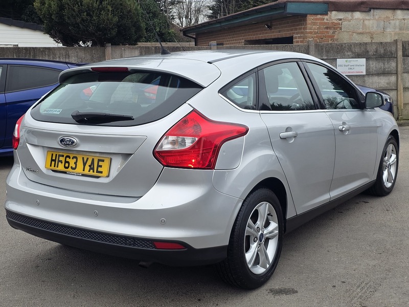 Ford Focus 1.6 Zetec Hatchback 5dr Petrol Powershift Euro 5 (125 ps) - U2147