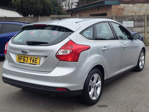 Ford Focus 1.6 Zetec Hatchback 5dr Petrol Powershift Euro 5 (125 ps) - U2147