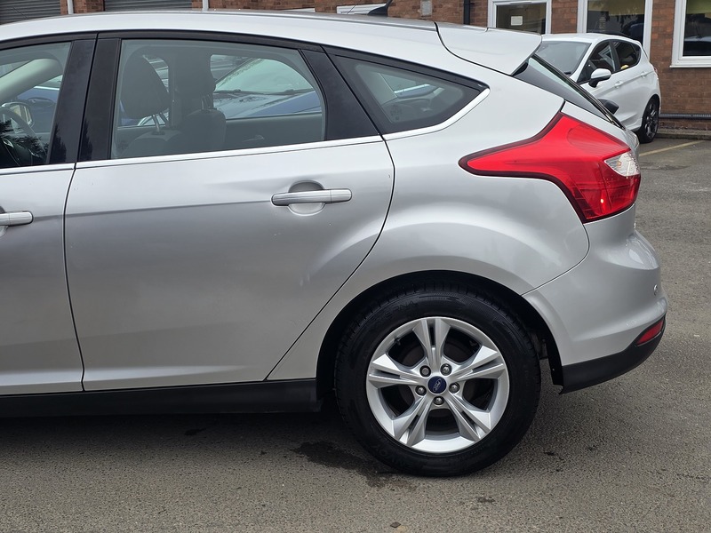 Ford Focus 1.6 Zetec Hatchback 5dr Petrol Powershift Euro 5 (125 ps) - U2147