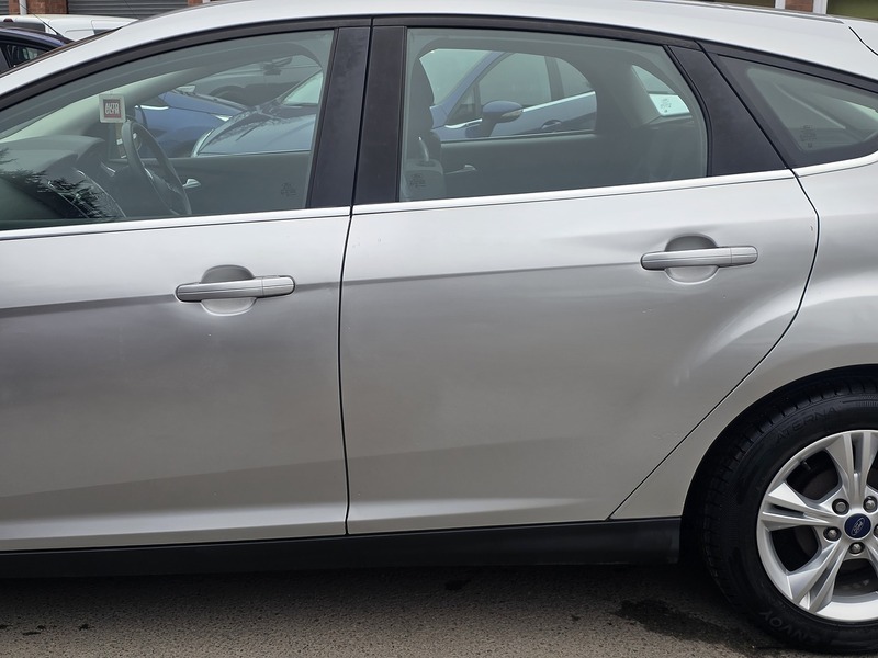 Ford Focus 1.6 Zetec Hatchback 5dr Petrol Powershift Euro 5 (125 ps) - U2147