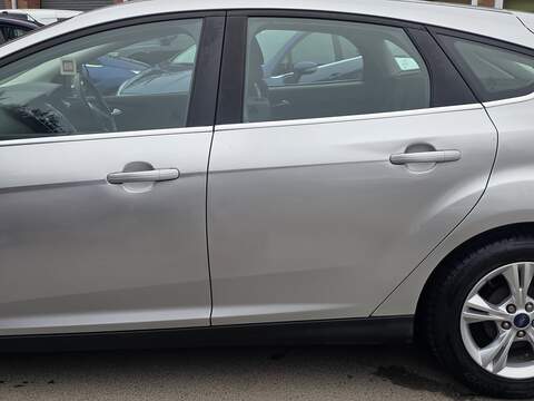 Ford Focus 1.6 Zetec Hatchback 5dr Petrol Powershift Euro 5 (125 ps) - U2147