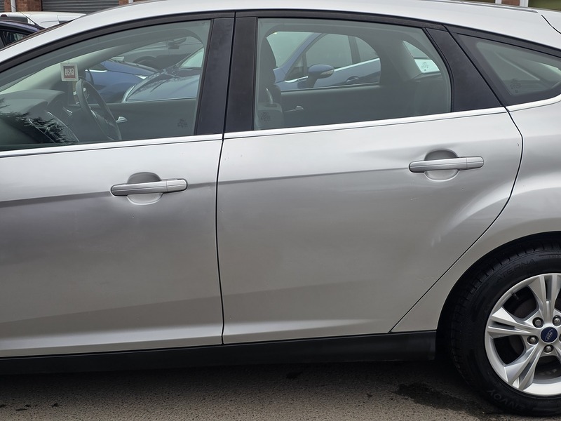 Ford Focus 1.6 Zetec Hatchback 5dr Petrol Powershift Euro 5 (125 ps) - U2147