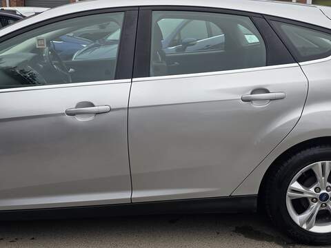 Ford Focus 1.6 Zetec Hatchback 5dr Petrol Powershift Euro 5 (125 ps) - U2147