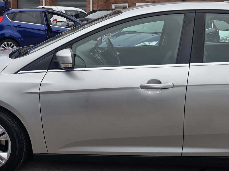 Ford Focus 1.6 Zetec Hatchback 5dr Petrol Powershift Euro 5 (125 ps) - U2147
