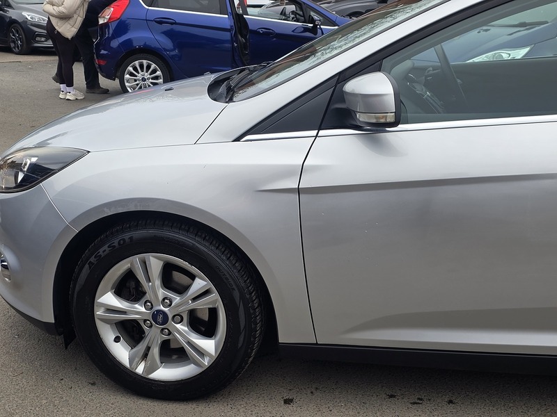 Ford Focus 1.6 Zetec Hatchback 5dr Petrol Powershift Euro 5 (125 ps) - U2147